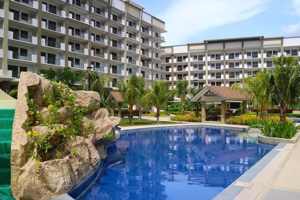 Bohemian Inspired 2 Bedroom Inspired Condo with Fast WIFI Near BGC - Hizvo