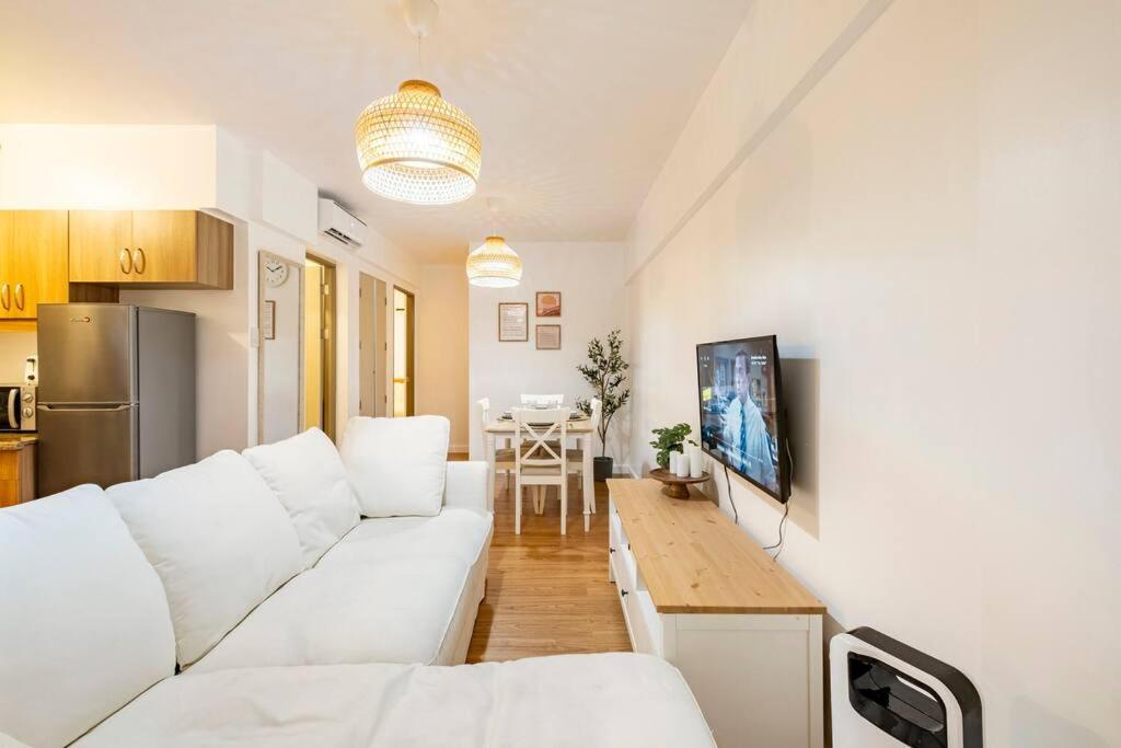 Bohemian Inspired 2 Bedroom Inspired Condo with Fast WIFI Near BGC - Hizvo