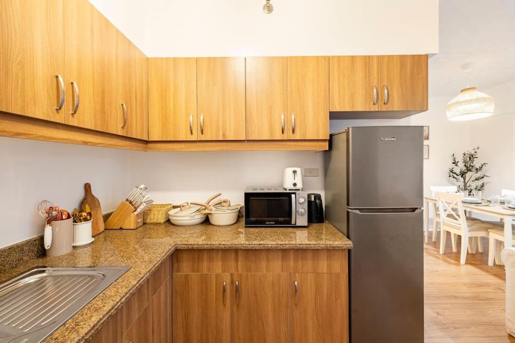 Bohemian Inspired 2 Bedroom Inspired Condo with Fast WIFI Near BGC - Housity
