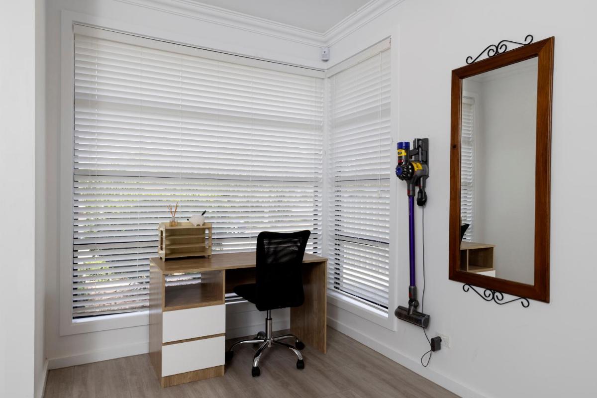 Cozy Getaway, King Bed with TV, NBN, Netflix, Nespresso - Housity
