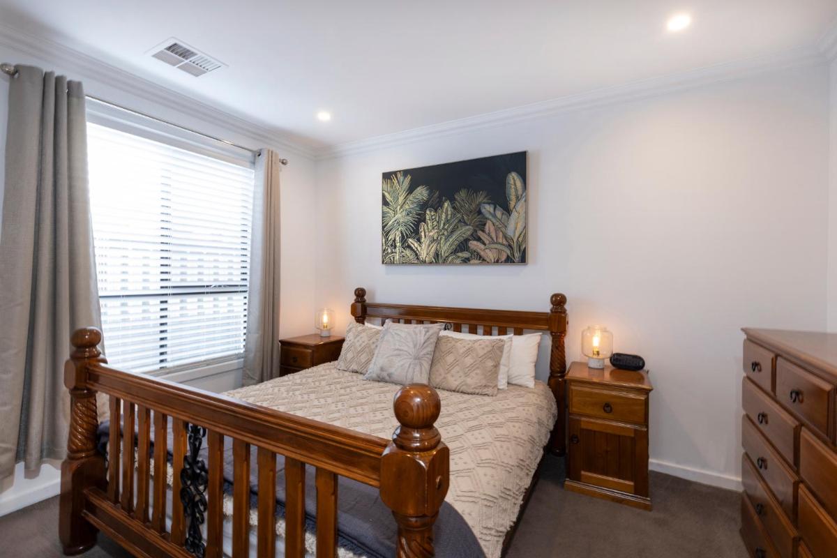Cozy Getaway, King Bed with TV, NBN, Netflix, Nespresso - Housity