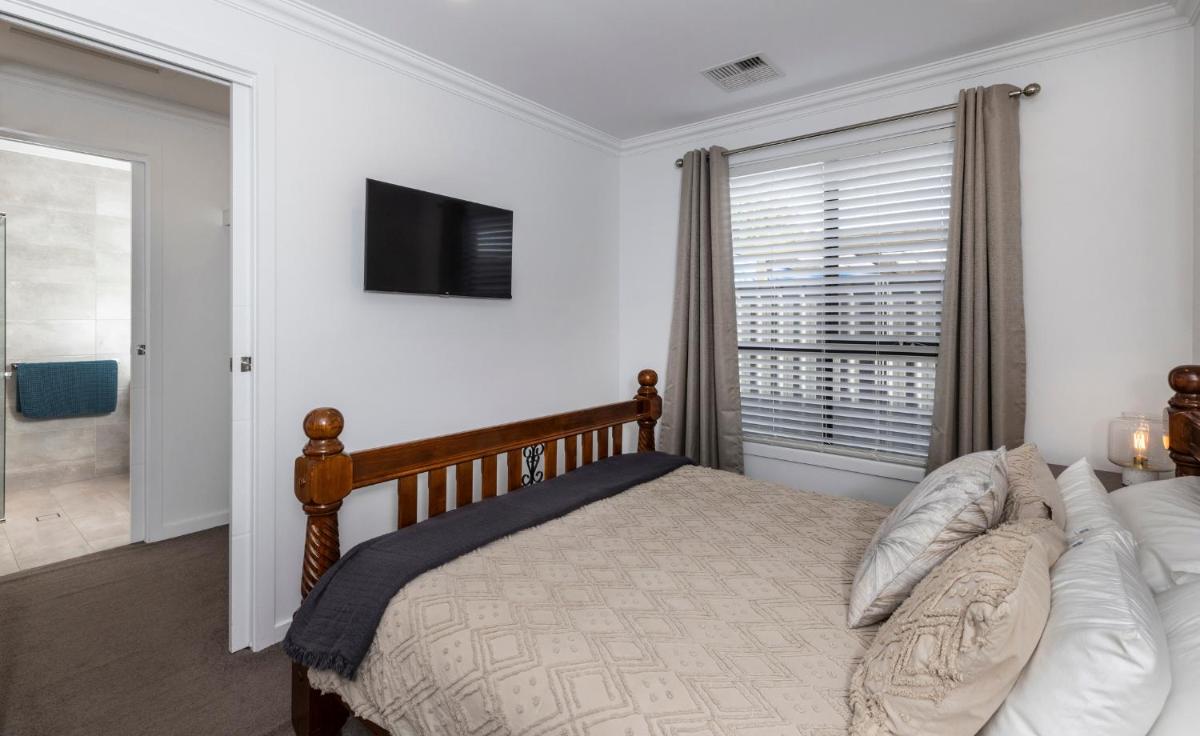 Cozy Getaway, King Bed with TV, NBN, Netflix, Nespresso - Housity