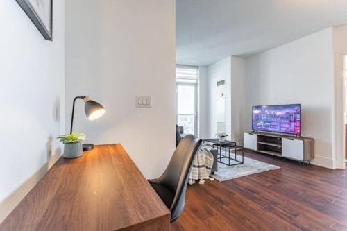 Executive 2 Bedroom Condo Close to Square ONE - Housity