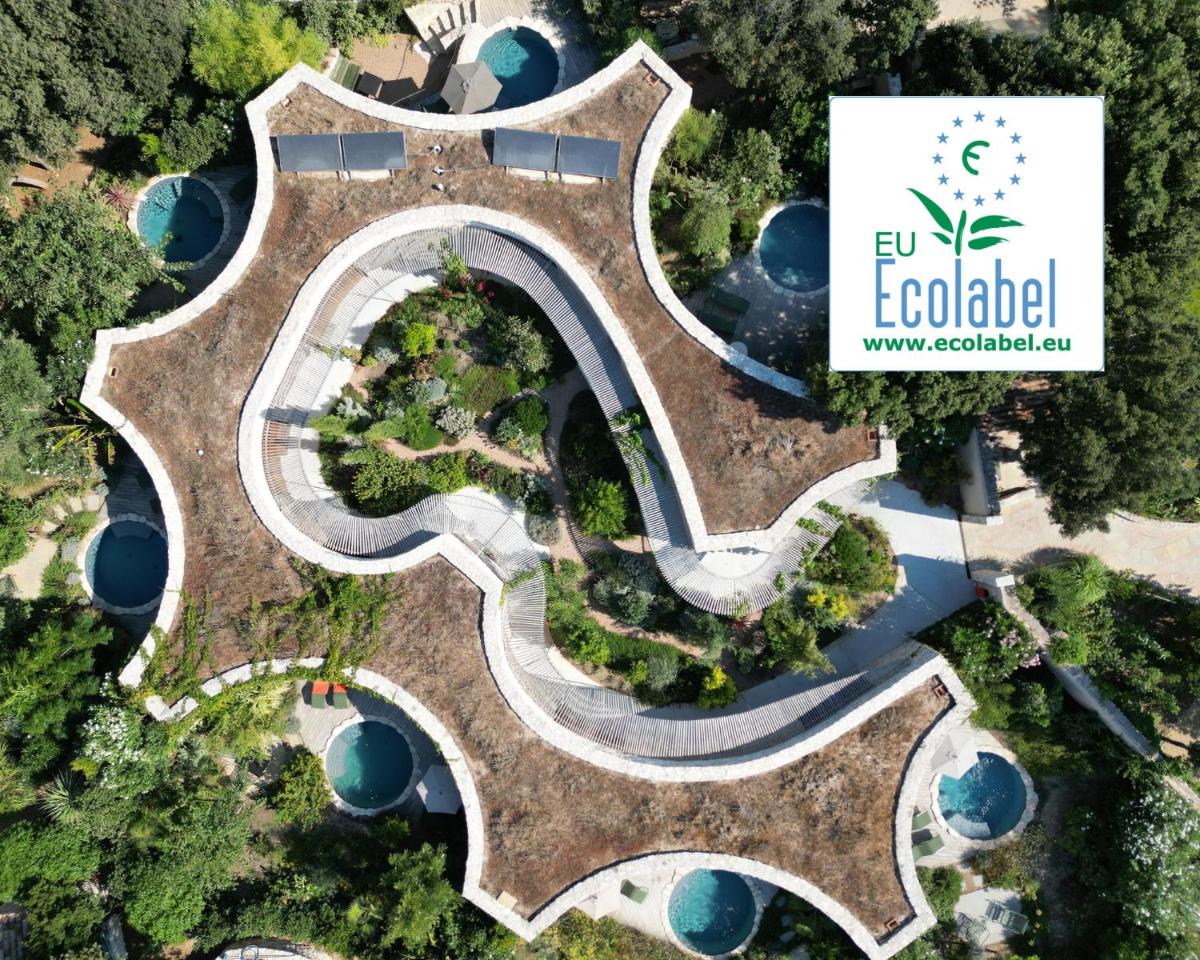 une vue aérienne sur un parc avec un bâtiment dans l'établissement A SPERANZA Suites avec piscine privative chauffée, à Bonifacio