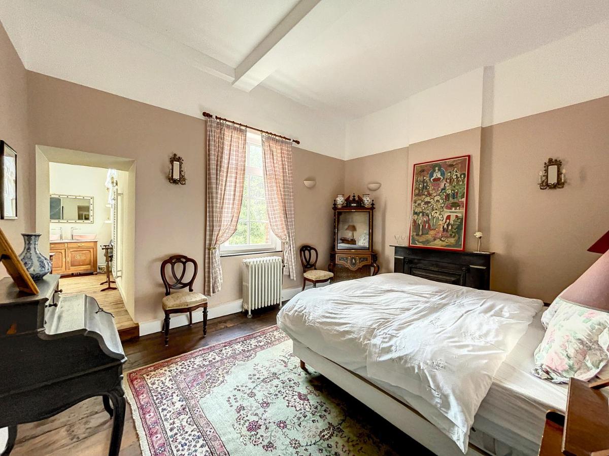 Chambre Rose au Domaine des Deux Hêtres - Housity