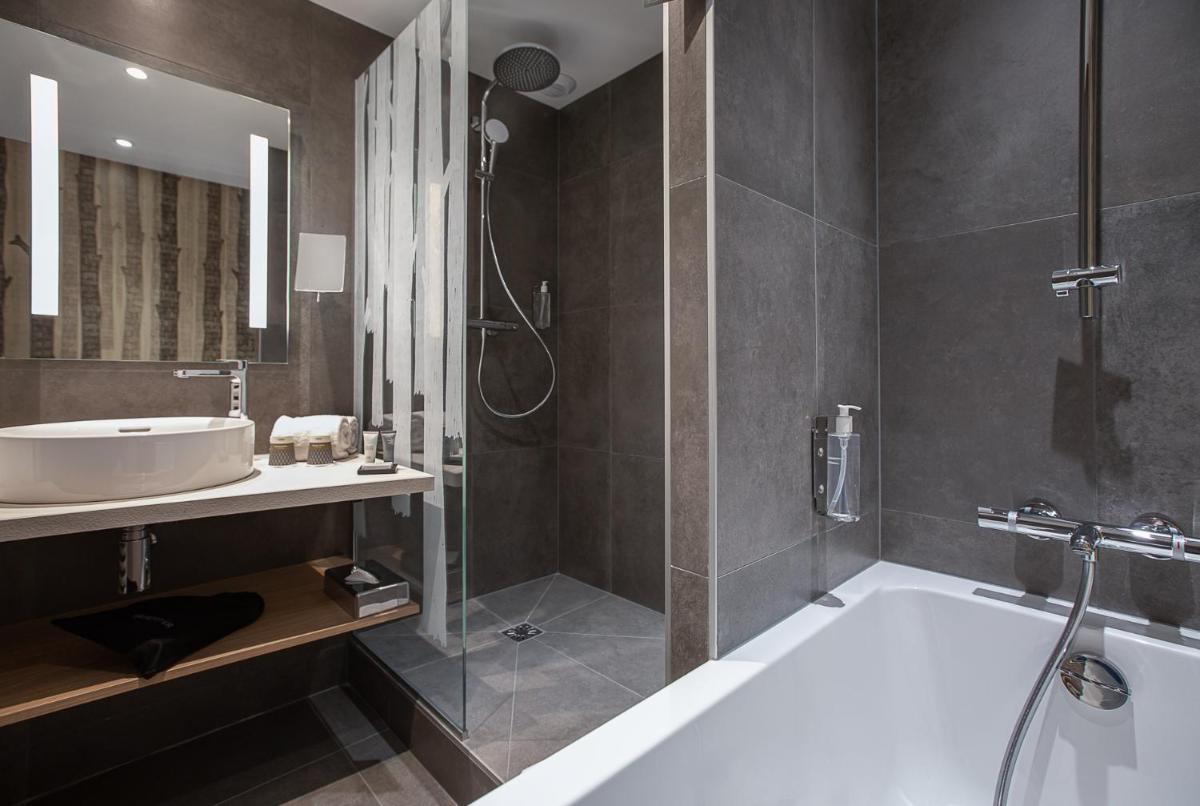une salle de bains avec baignoire, lavabo et douche dans l'établissement Altezza Arc 1800 Hôtel & Spa, à Arc 1800
