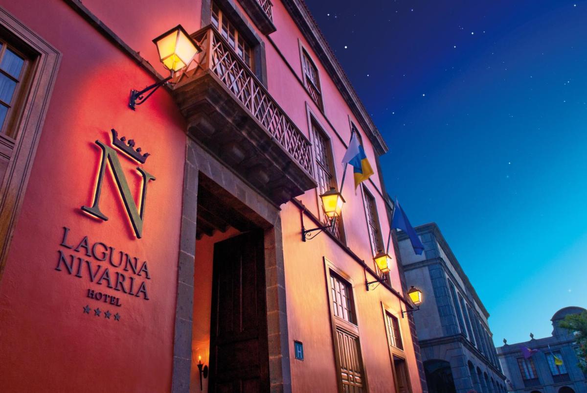 Un edificio con un cartel en el costado. en Laguna Nivaria Hotel & Spa, en La Laguna