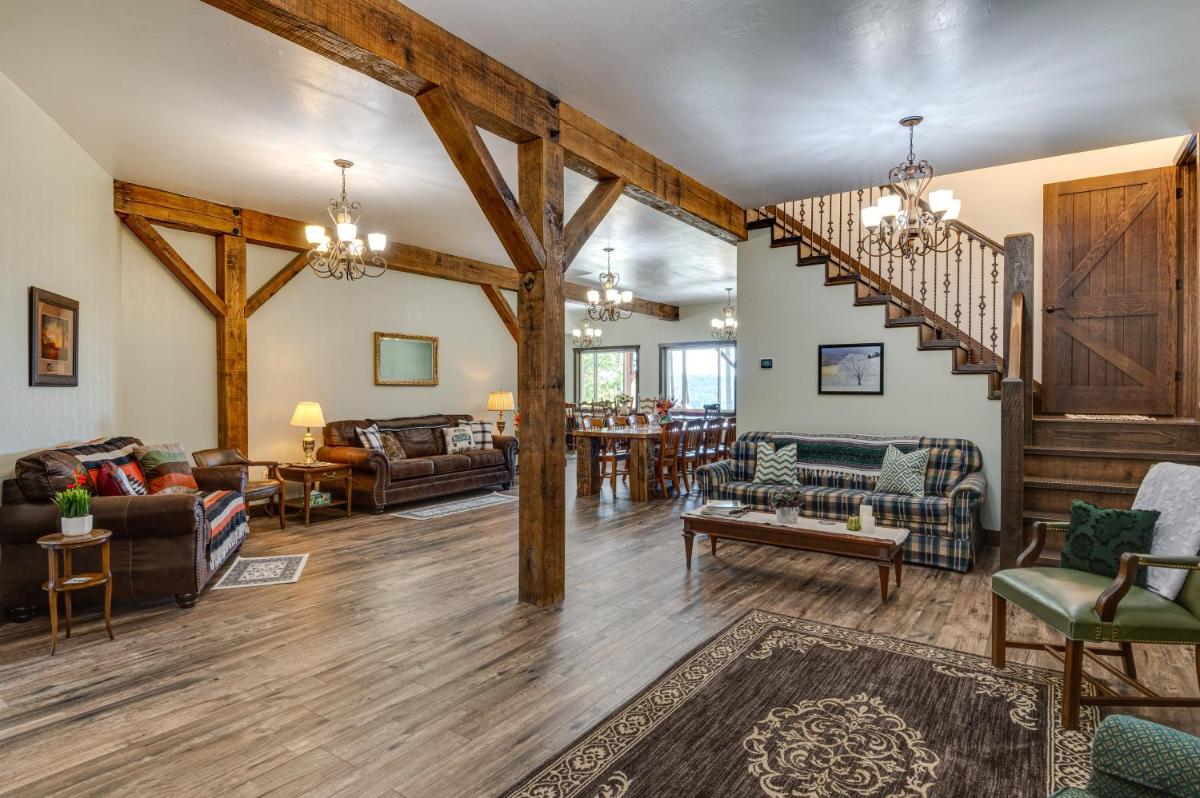 Eagle Crest Lodge - Large Group Getaway! - Housity