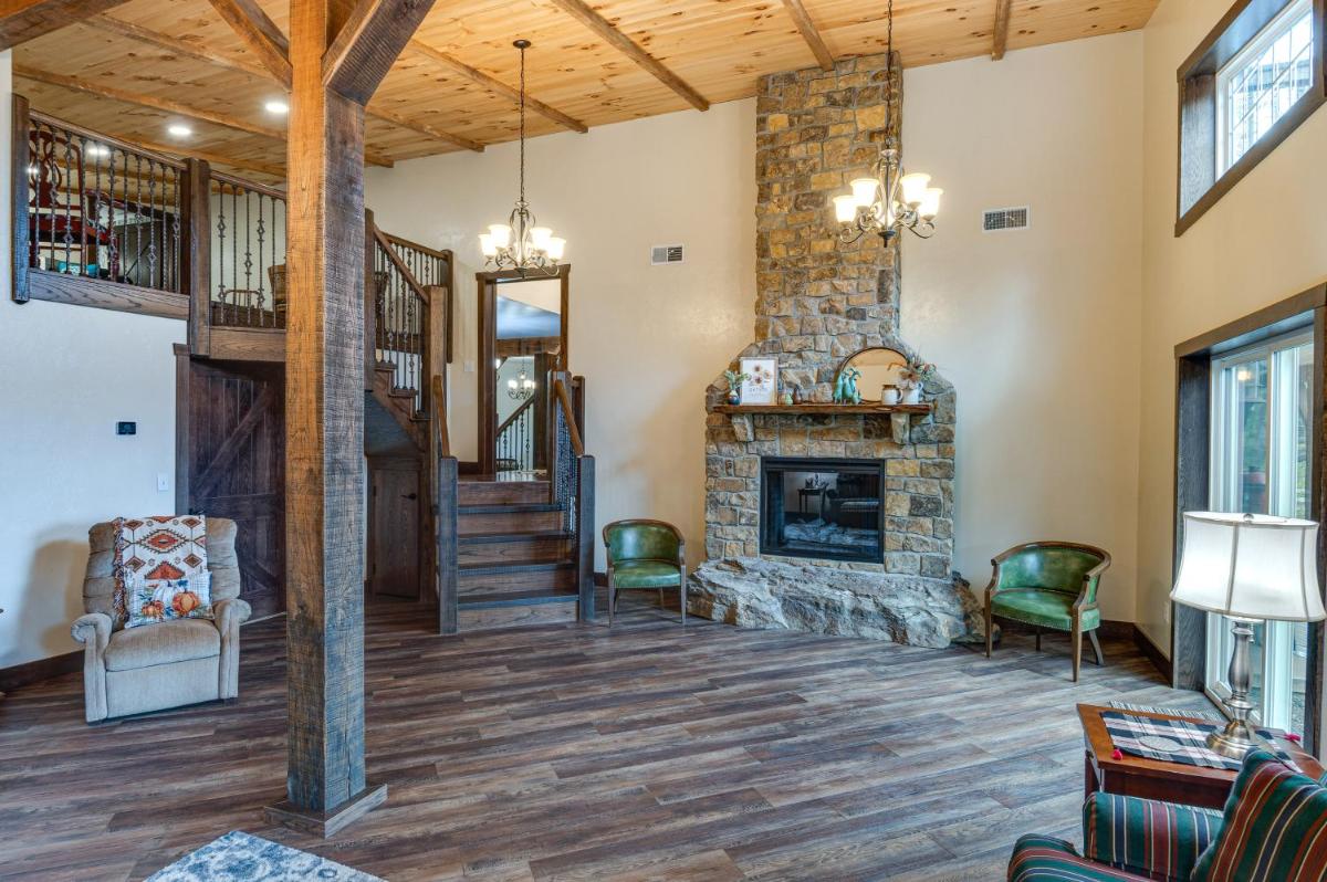 Eagle Crest Lodge - Large Group Getaway! - Housity