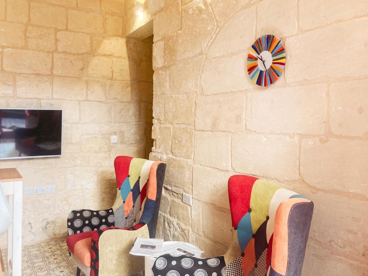 Malta's Naughtiest Cabaret - Housity
