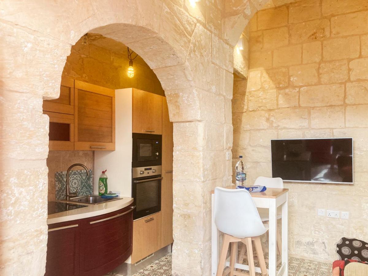 Malta's Naughtiest Cabaret - Housity