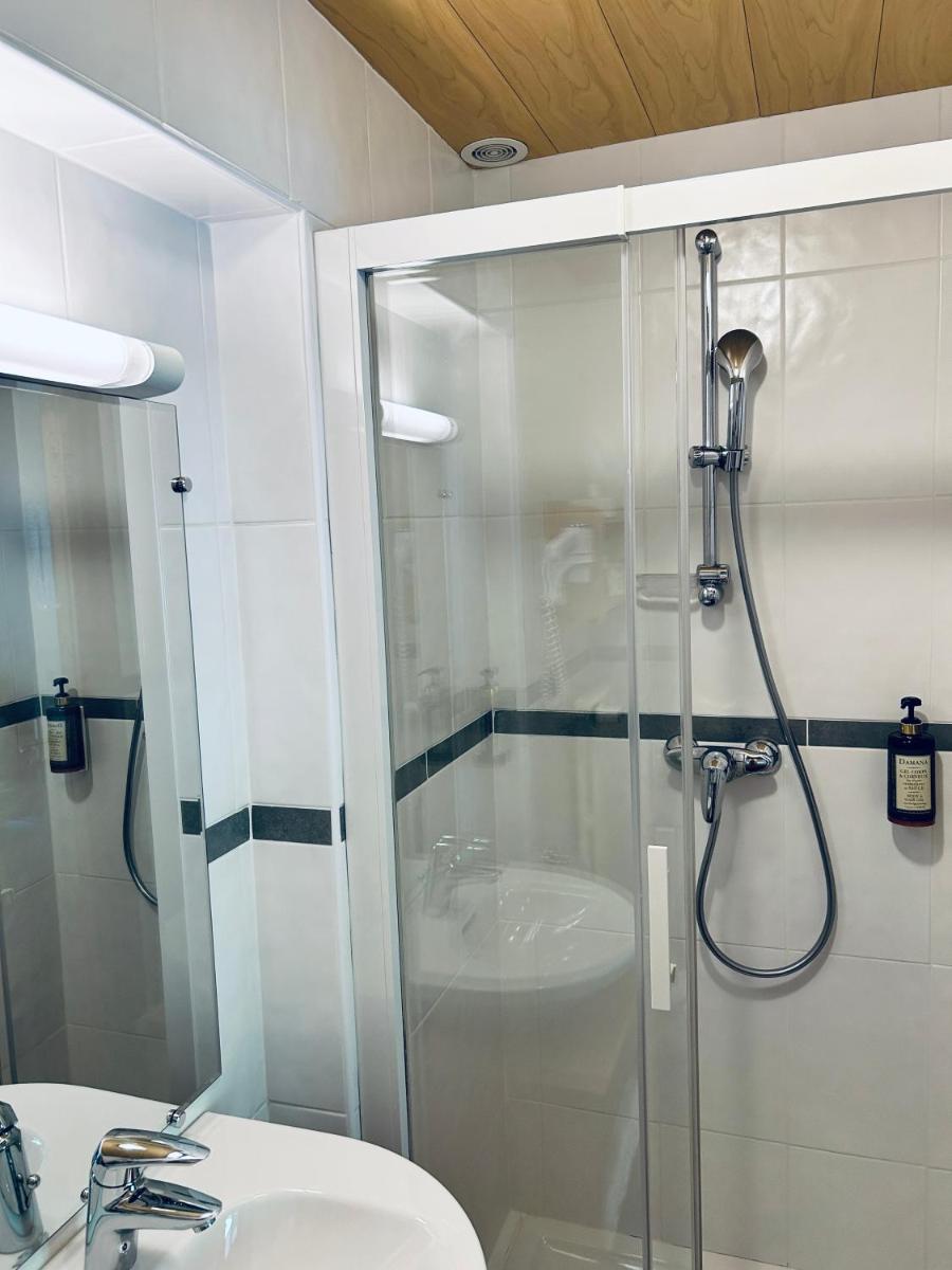 Salle de bains dans l'établissement Hameau des Prodains - Hôtel