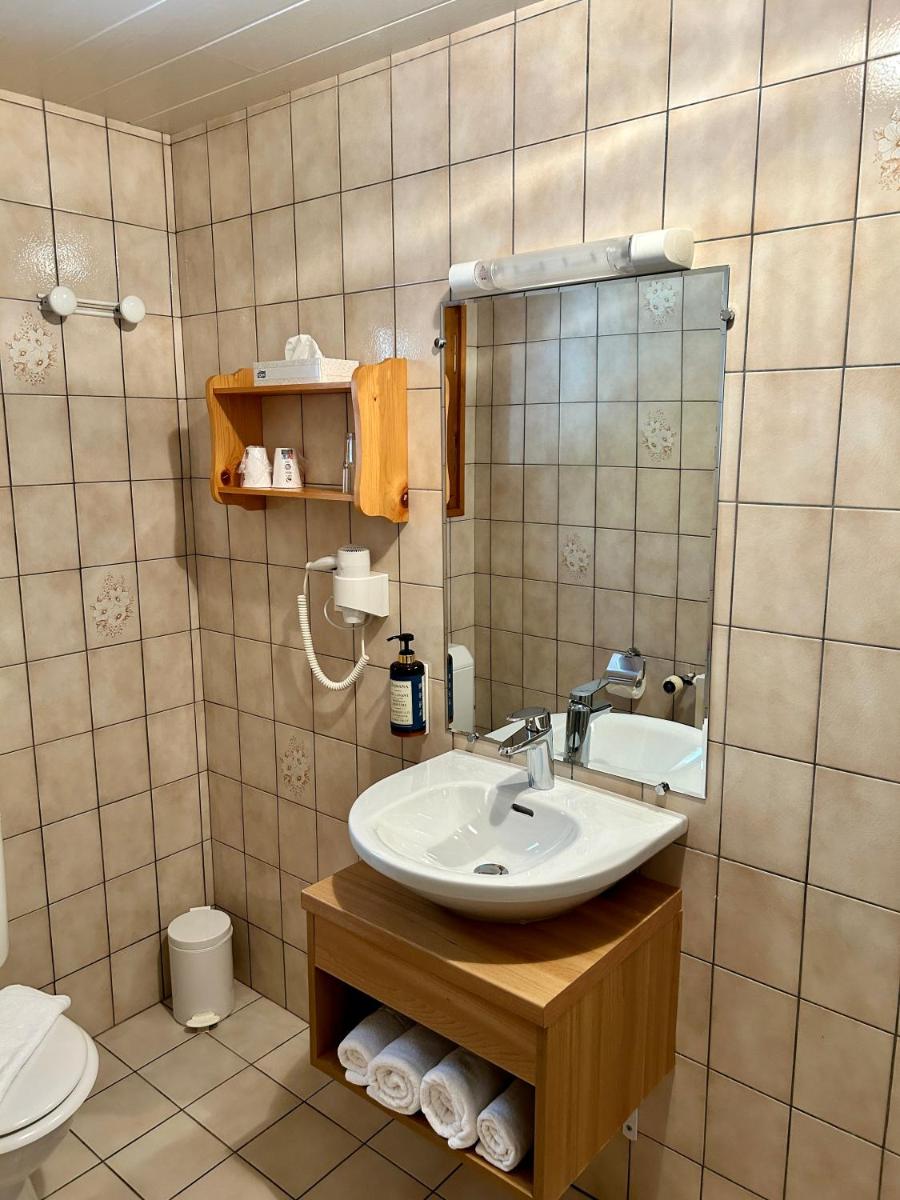 Salle de bains dans l'établissement Hameau des Prodains - Hôtel