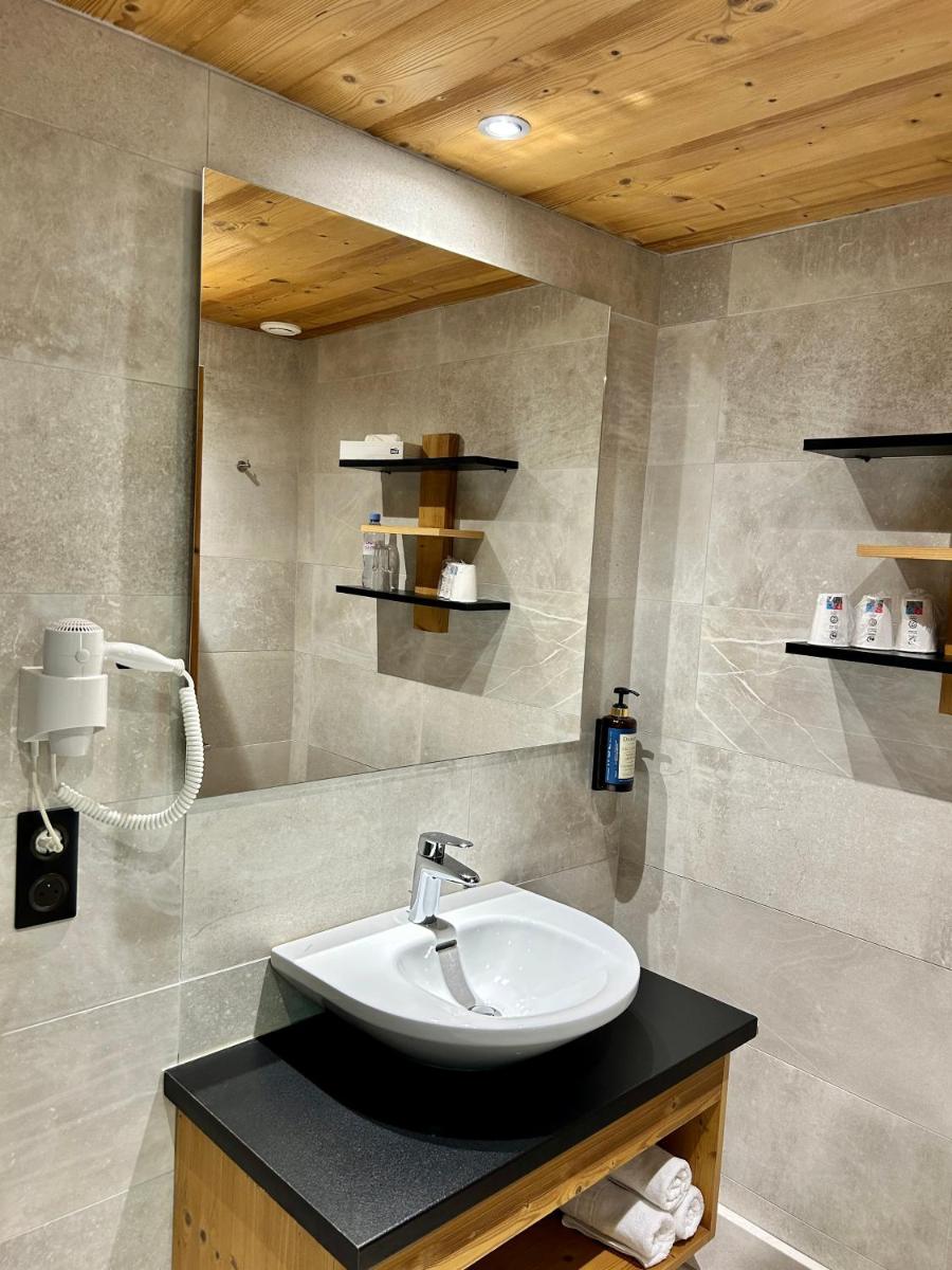 Salle de bains dans l'établissement Hameau des Prodains - Hôtel