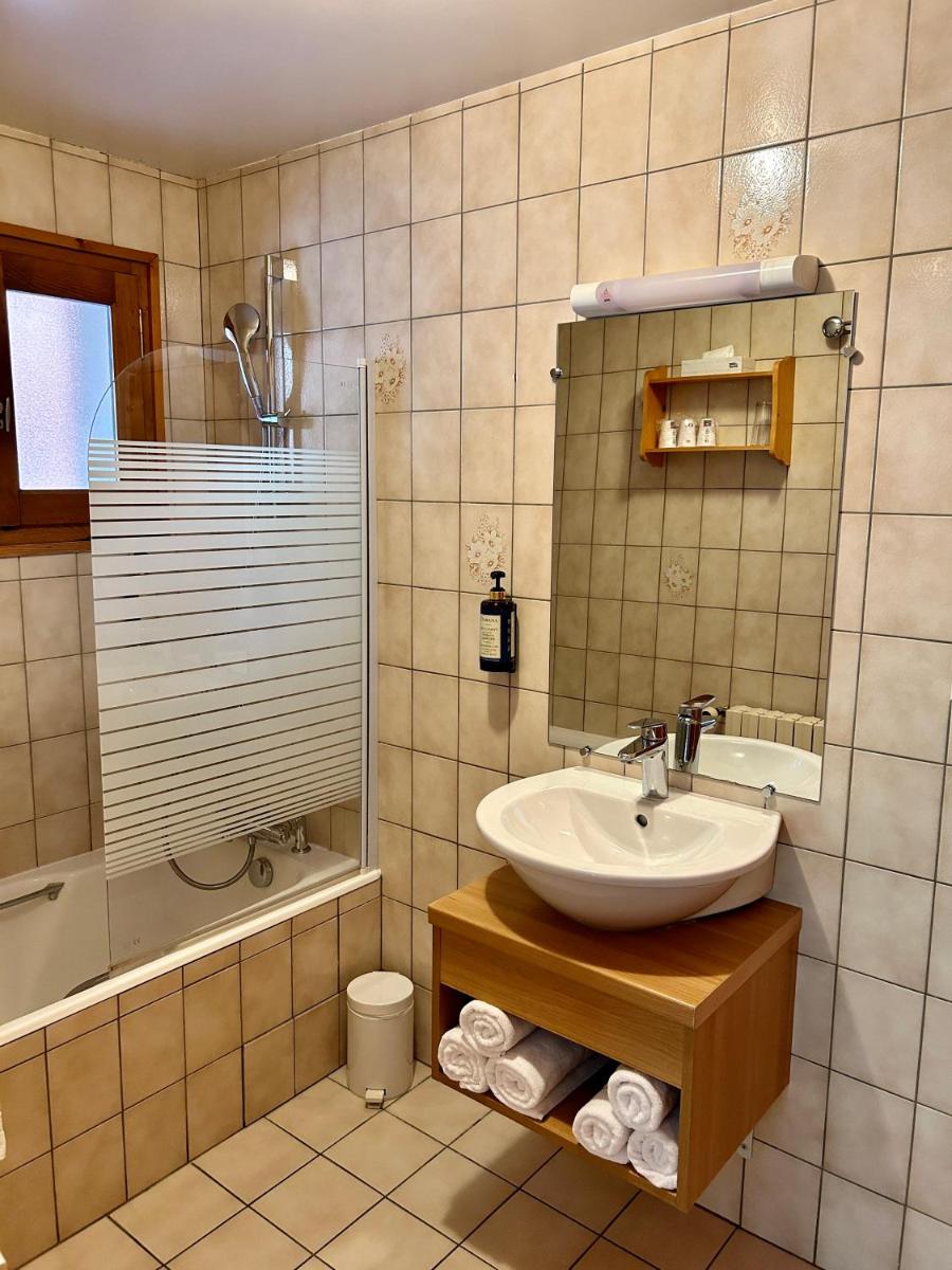 Salle de bains dans l'établissement Hameau des Prodains - Hôtel