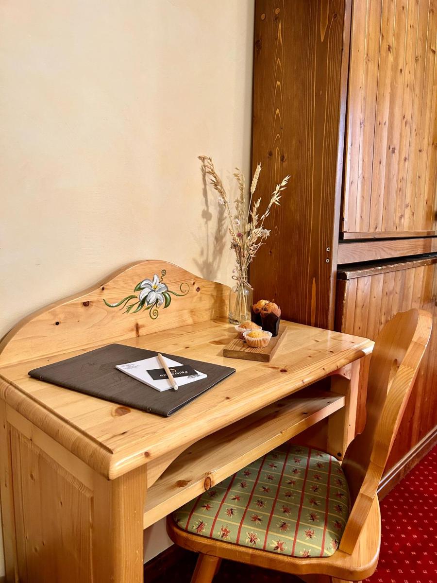 Coin salon dans l'établissement Hameau des Prodains - Hôtel