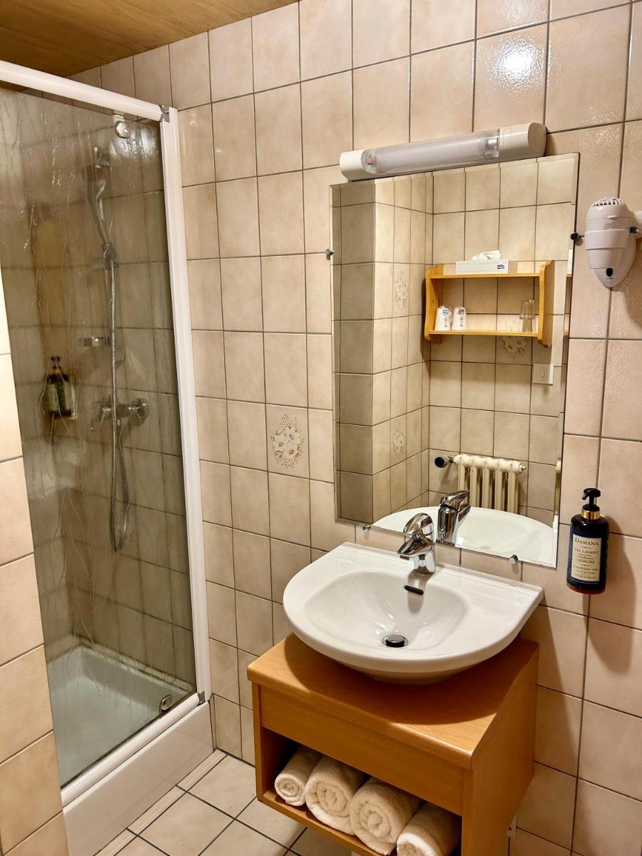 Salle de bains dans l'établissement Hameau des Prodains - Hôtel