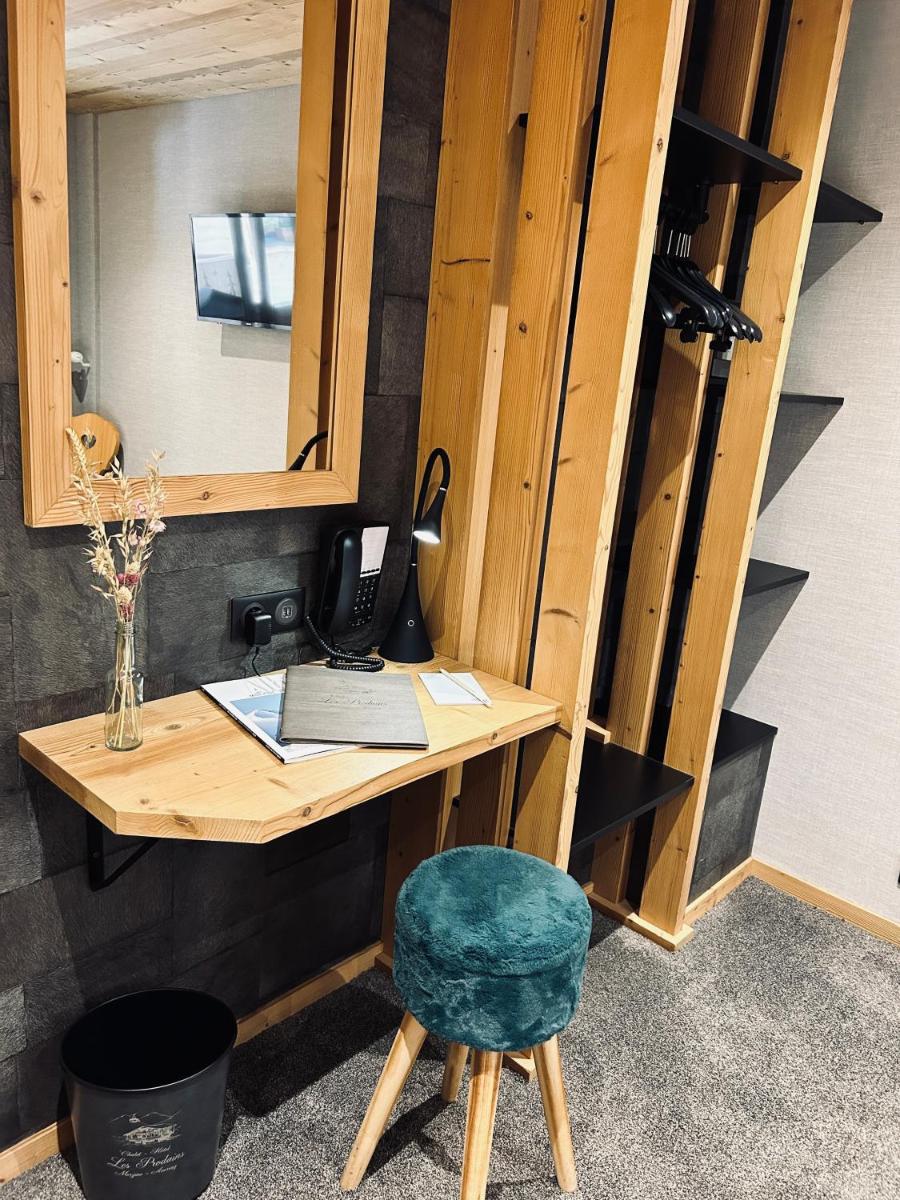 Télévision ou salle de divertissement dans l'établissement Hameau des Prodains - Hôtel