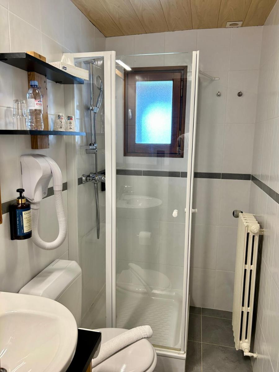 Salle de bains dans l'établissement Hameau des Prodains - Hôtel