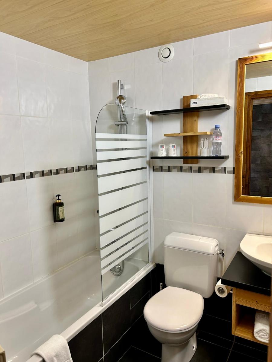 Salle de bains dans l'établissement Hameau des Prodains - Hôtel