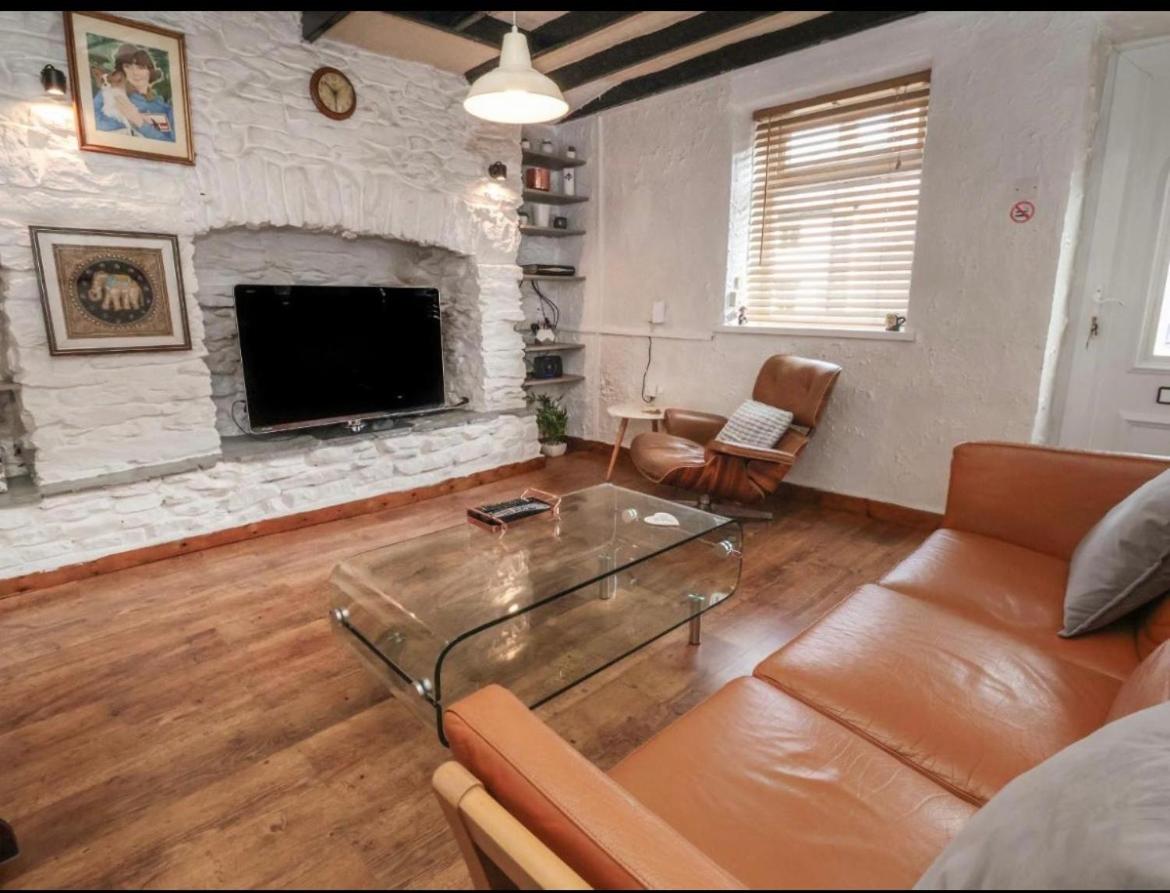 Coastal Village Cottage - Housity
