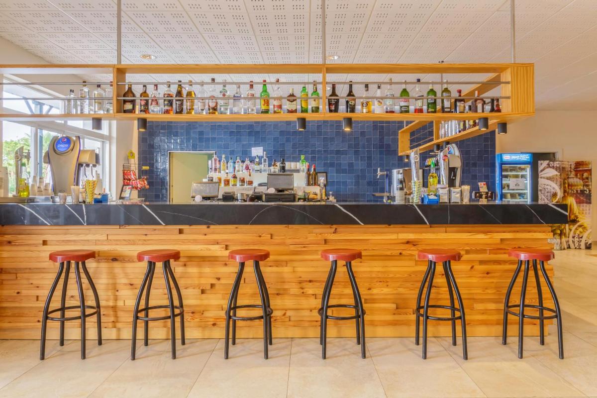 El salón o zona de bar de Hotel Best Benalmadena