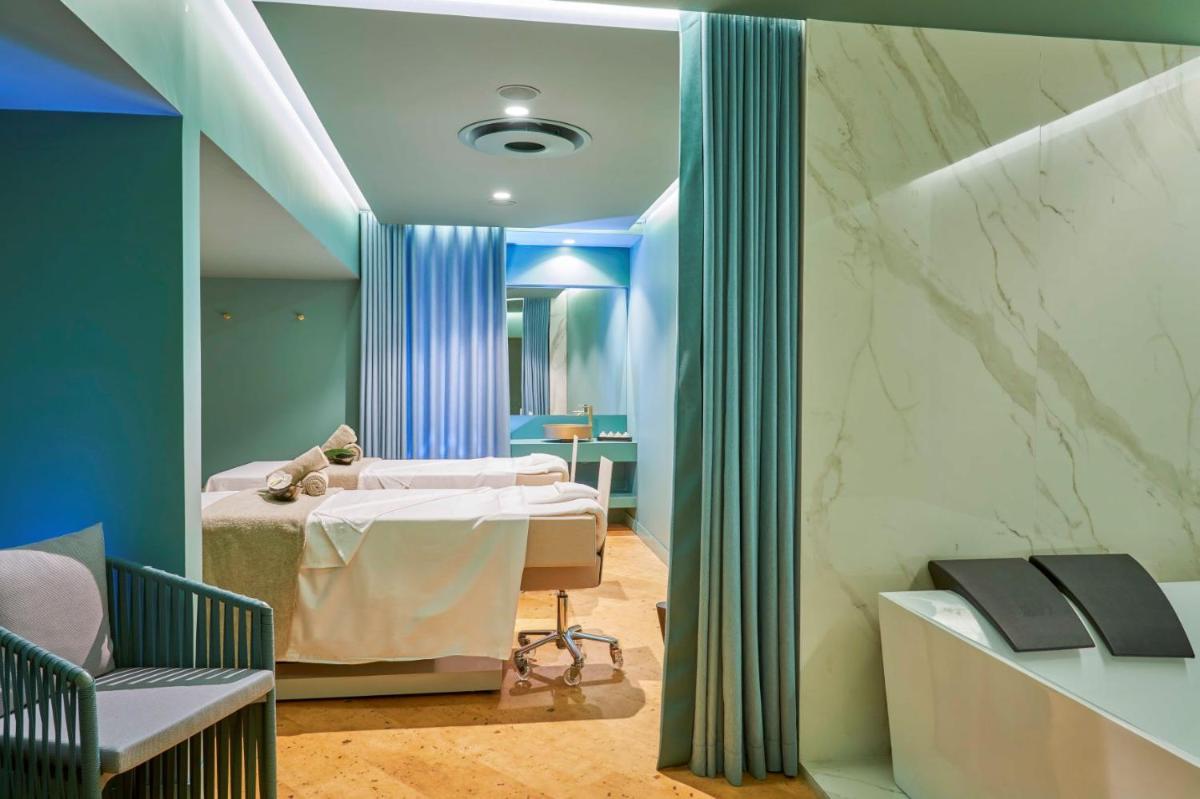 Uma cama ou camas num quarto em The Reserve - within Savoy Palace - The Leading Hotels of the World