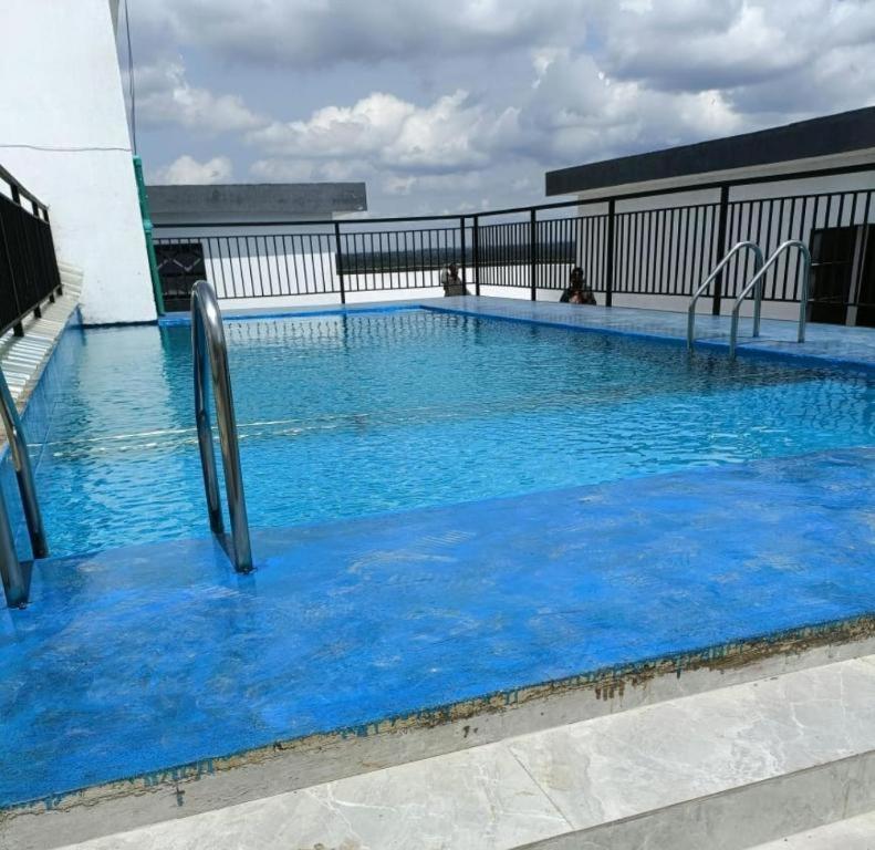 Suitetrails - New 2 & 3 bedroom Apartment in Kilimani Nairobi with rooftop pool