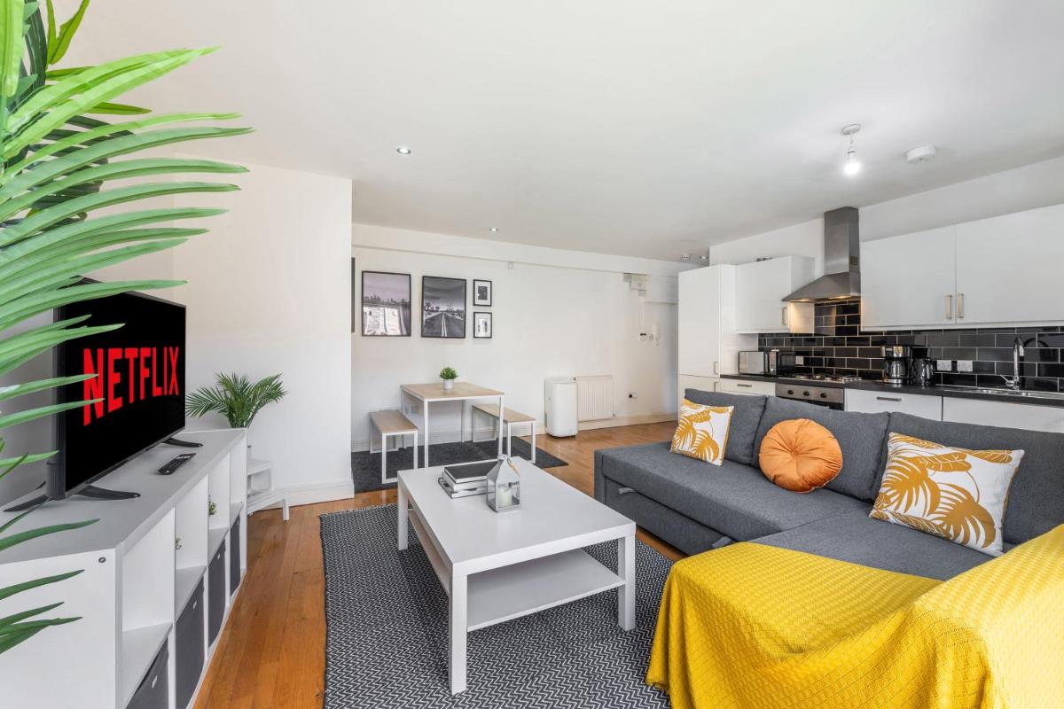 London Waterloo Apartment with Large Private Terrace - View of the London Eye - 1 Bedroom 1 Bath - Housity
