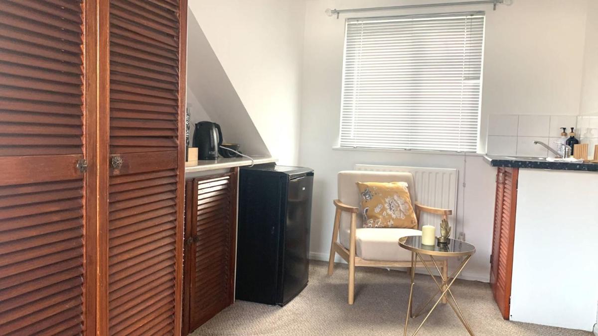Spacious en-suite in a 5-Bedroom House at Hanwell (2nd Floor) - Housity