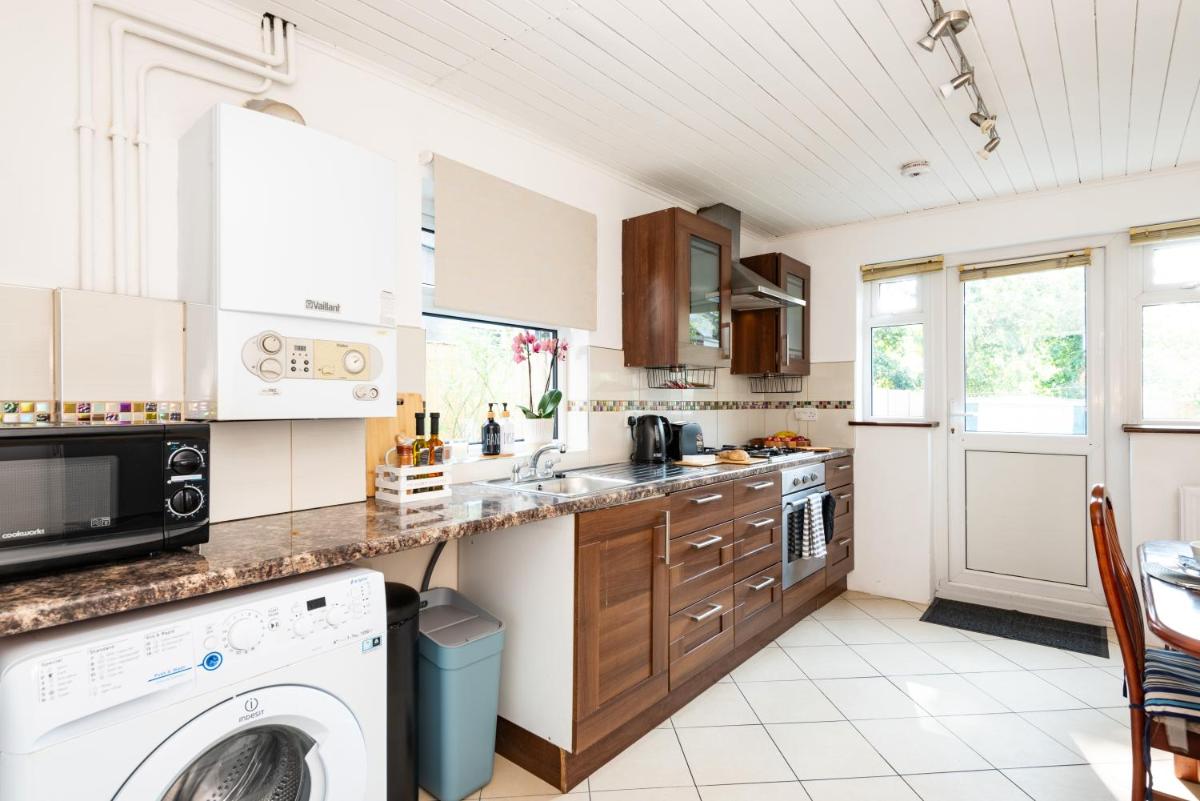 Spacious en-suite in a 5-Bedroom House at Hanwell (2nd Floor) - Housity