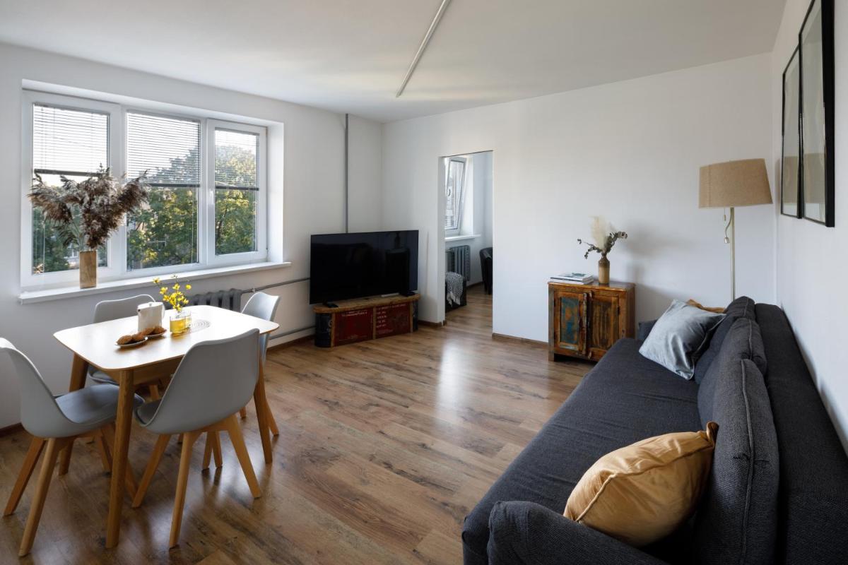 Brivibas Yard Apartment With Parking In City Center - Housity