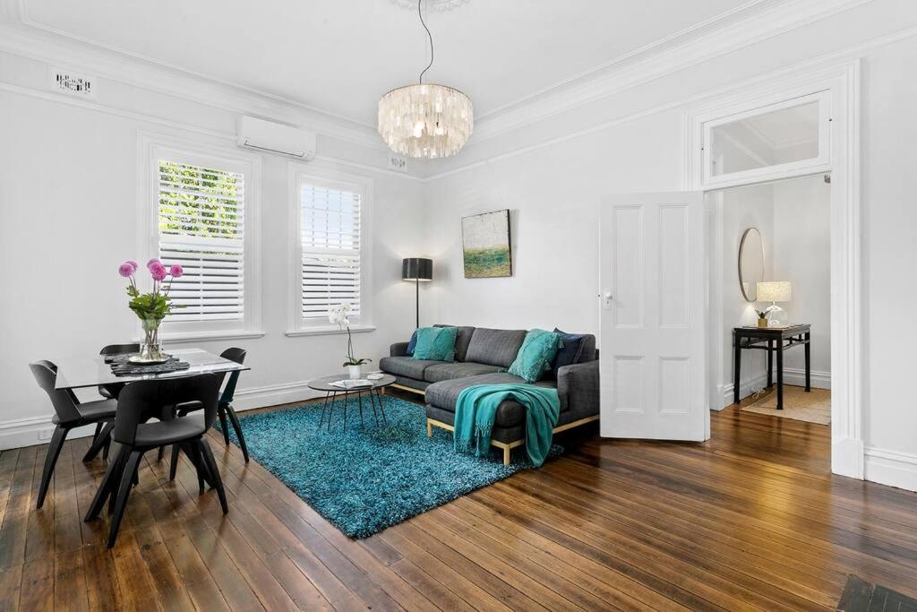 EDW19 - Stylish 2-Bed, 2-Bath Townhose in Drummoyne - Housity
