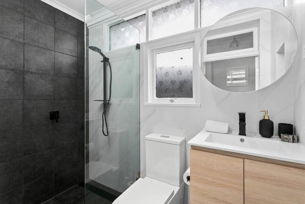 EDW19 - Stylish 2-Bed, 2-Bath Townhose in Drummoyne - Housity