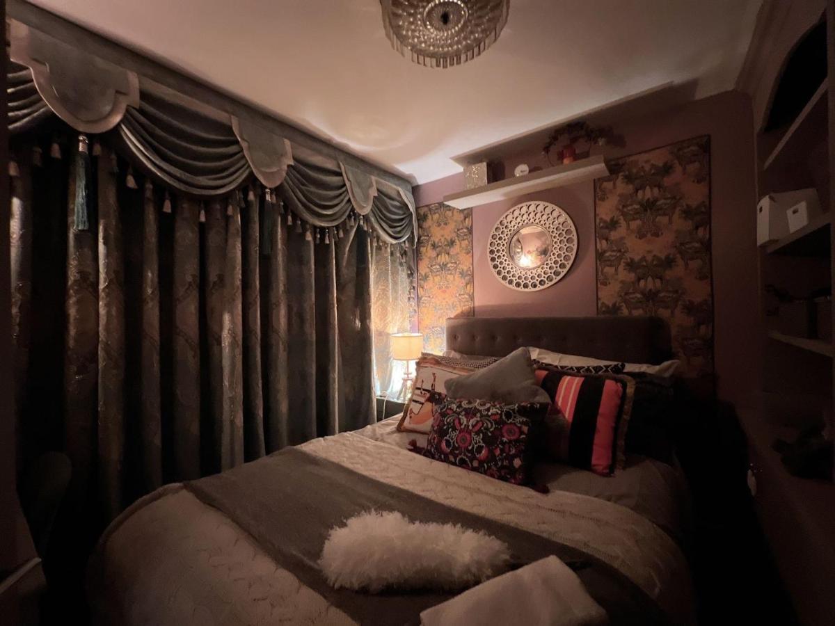 Detached house a room B in Essex - Housity