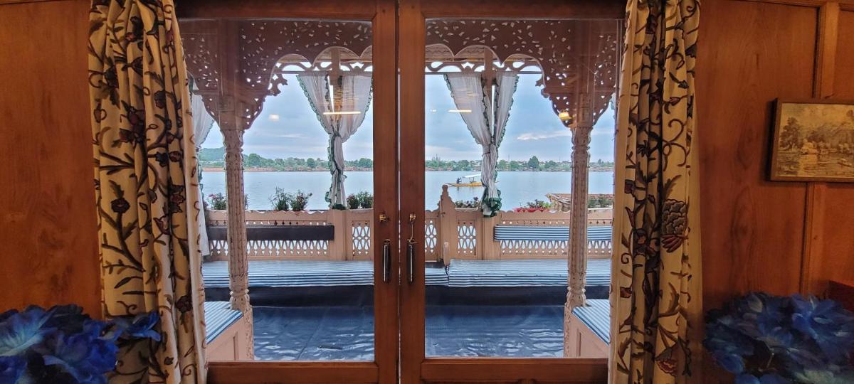 Suitetrails - Lily Of The World Houseboat