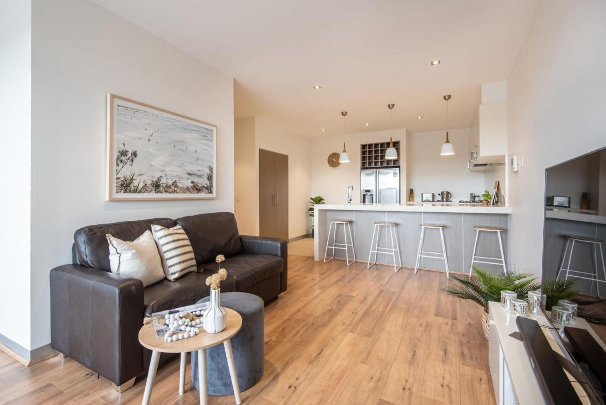 Luxe on Main in Mornington Views of the Bay - Housity