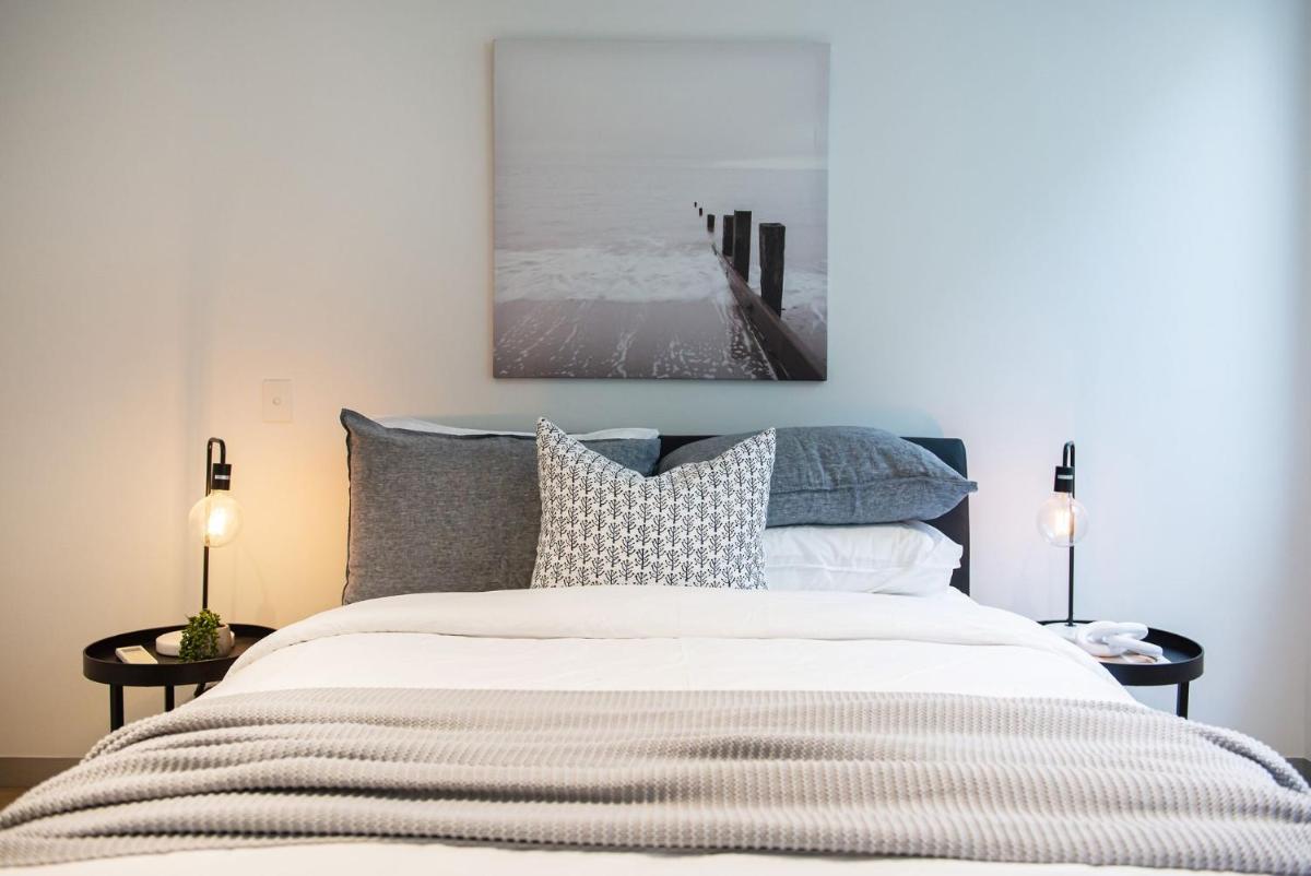 Luxe on Main in Mornington Views of the Bay - Housity