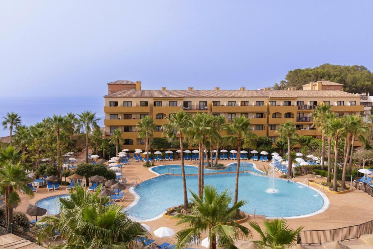 Una vista de un resort con piscina y palmeras. en Hotel Best Alcázar, en La Herradura