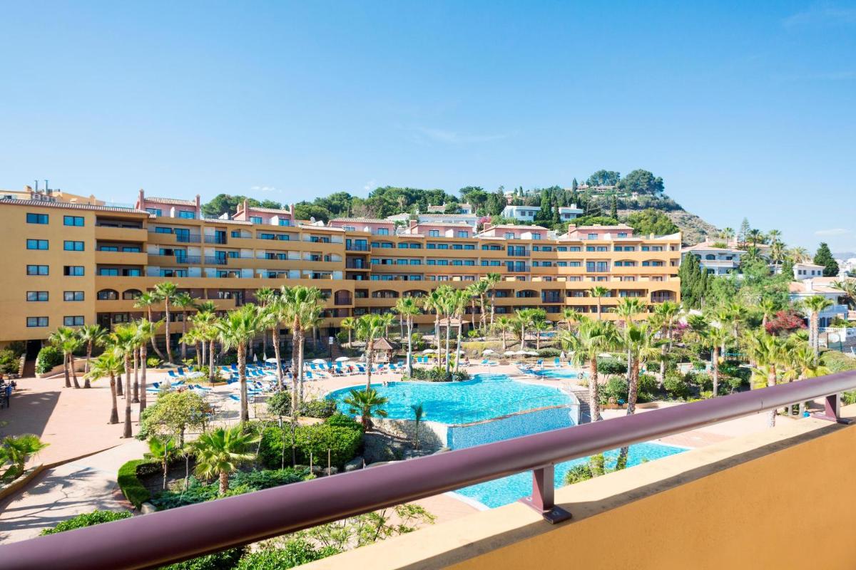 una vista de la piscina del resort en Hotel Best Alcázar, en La Herradura