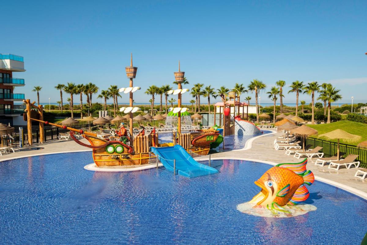 un parque acuático con tobogán y un parque acuático en Hotel Best Costa Ballena, en Costa Ballena