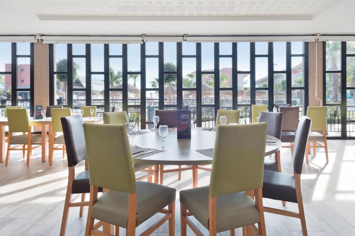 Un restaurante o sitio para comer en Hotel Best Costa Ballena