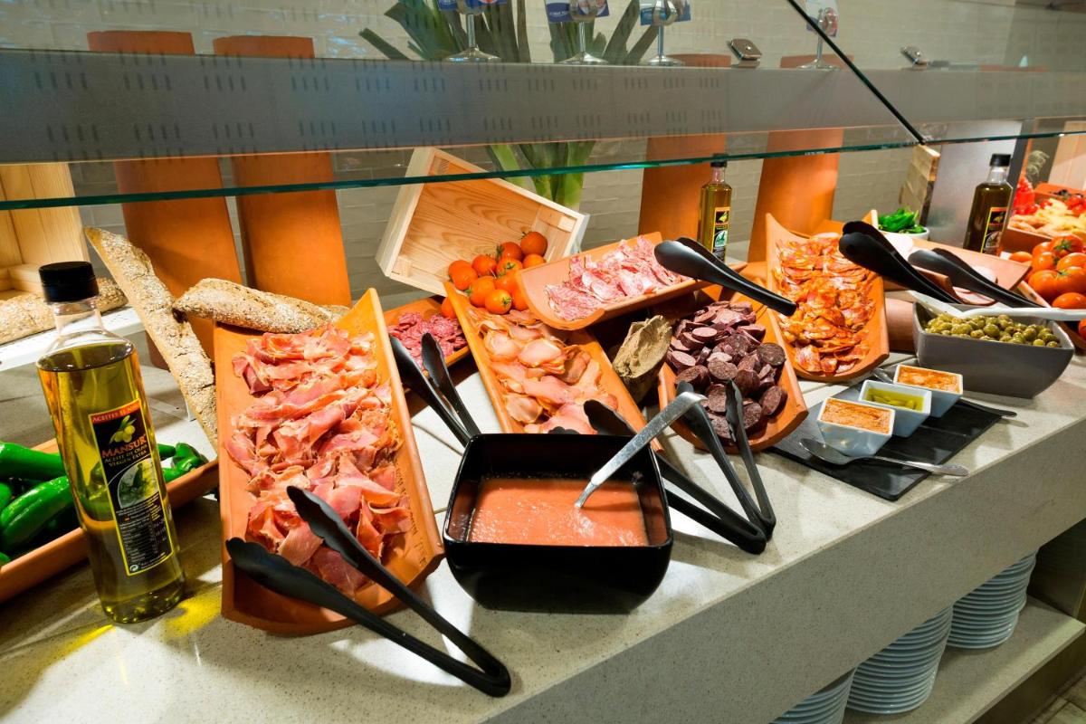 Comida en o cerca de este hotel