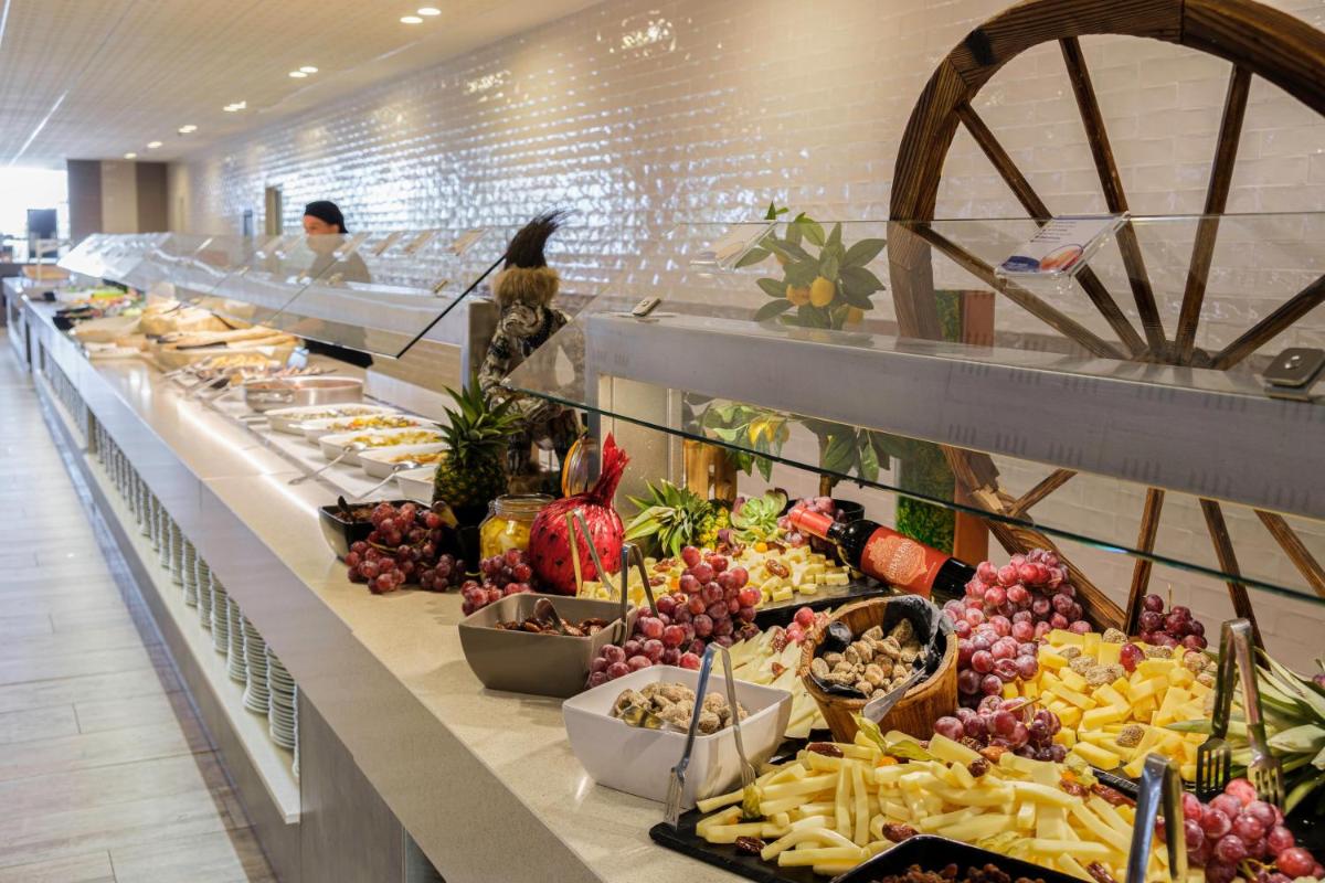 Comida en o cerca de este hotel