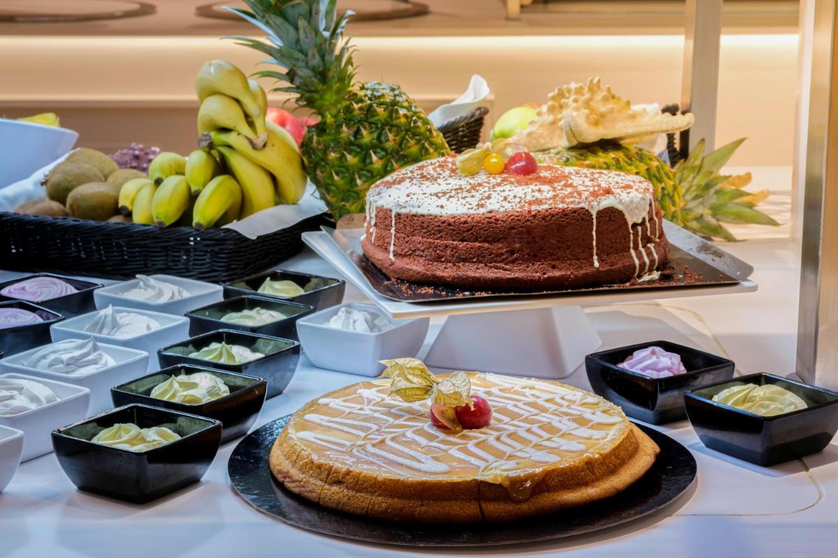 Comida en o cerca de este hotel