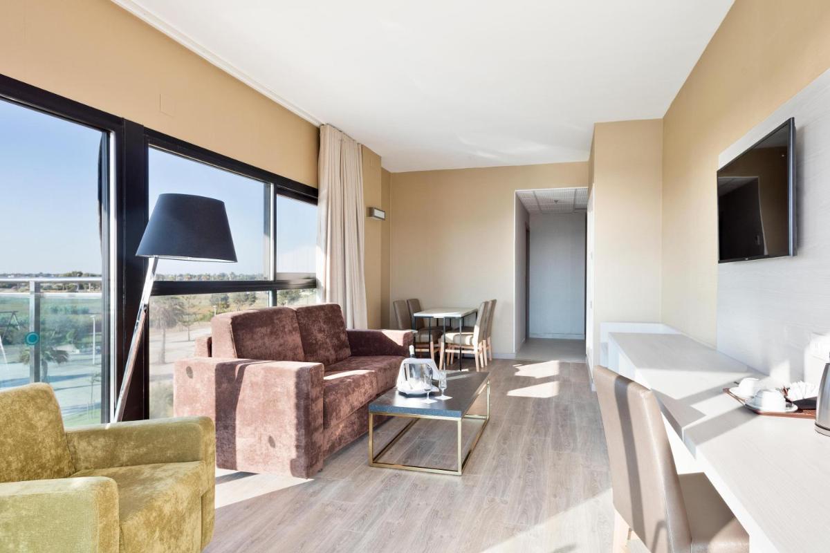 Una sala de estar con un sofá y sillas y una mesa. en Hotel Best Costa Ballena, en Costa Ballena