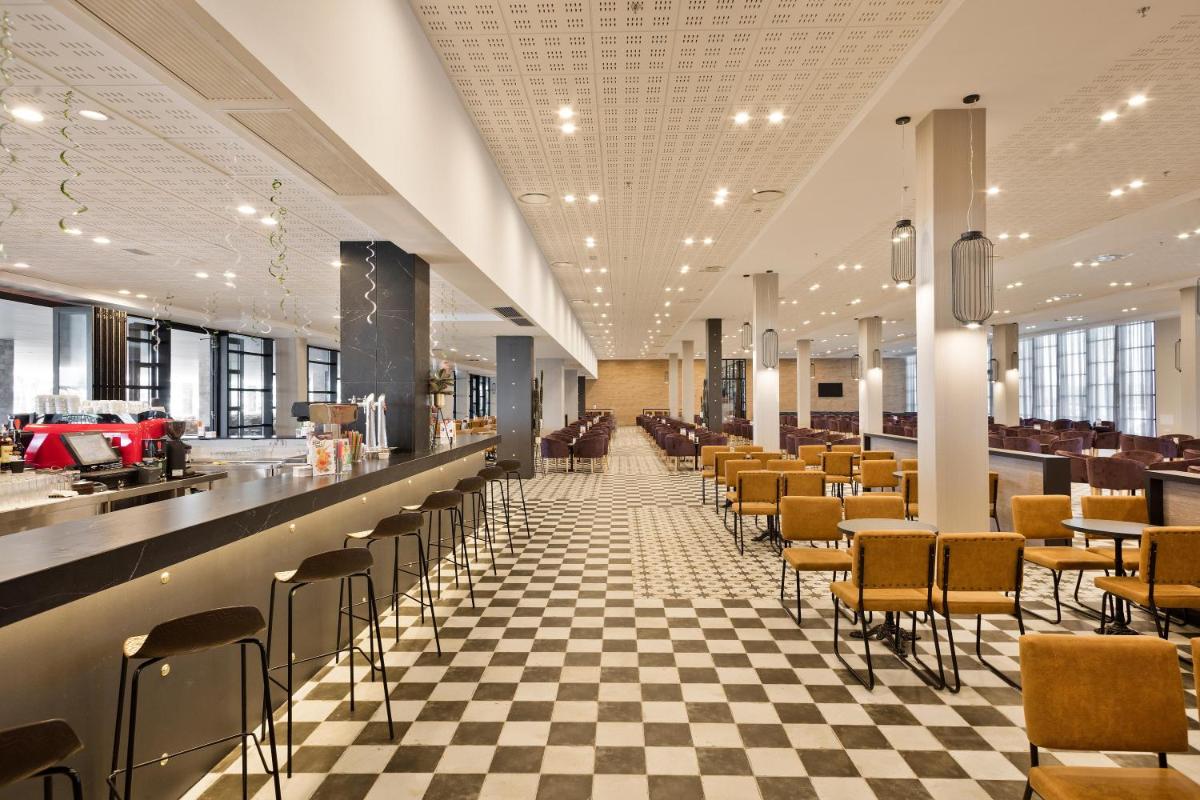 Un restaurante o sitio para comer en Hotel Best Costa Ballena