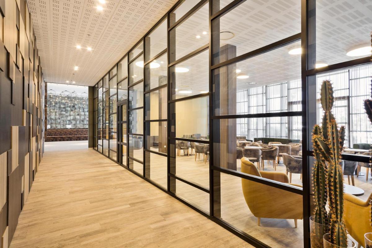 Un restaurante o sitio para comer en Hotel Best Costa Ballena
