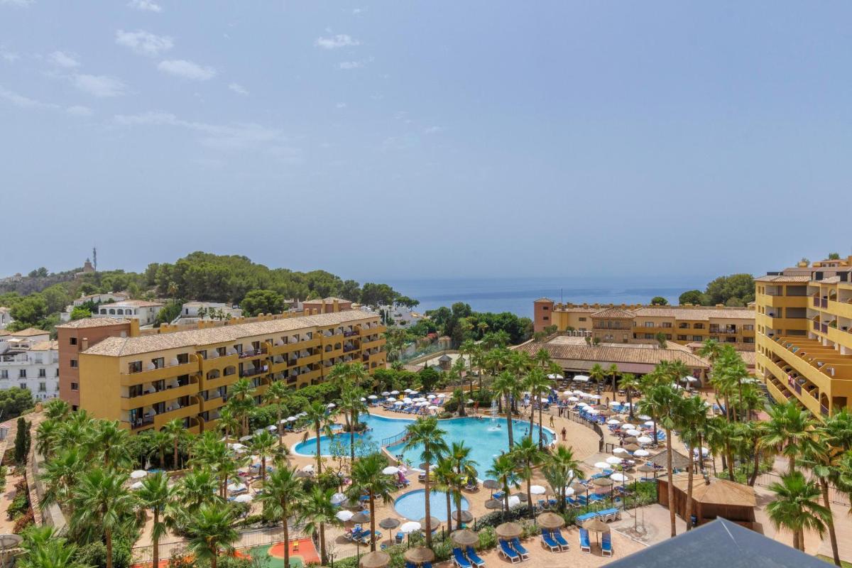 Una vista aérea de un resort con piscina y palmeras. en Apartamentos Best Alcazar, en La Herradura
