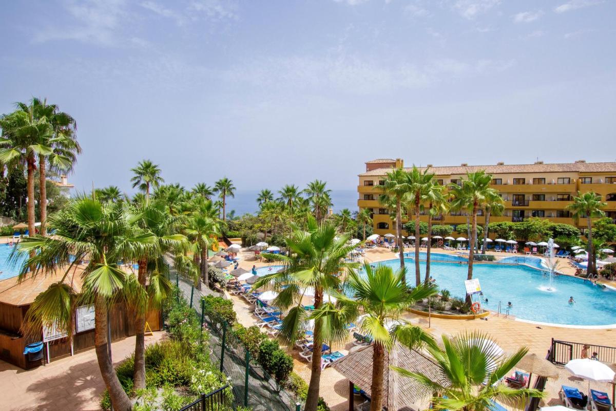 Una vista aérea de un resort con piscina y palmeras. en Apartamentos Best Alcazar, en La Herradura